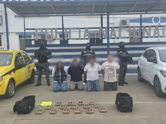 Policía detiene a cuatro por trasladar cocaína en El Oro