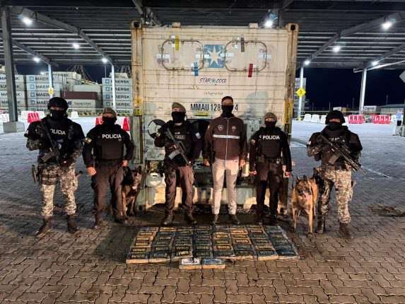 Policía frustra envío de 50 bloques de droga en Posorja