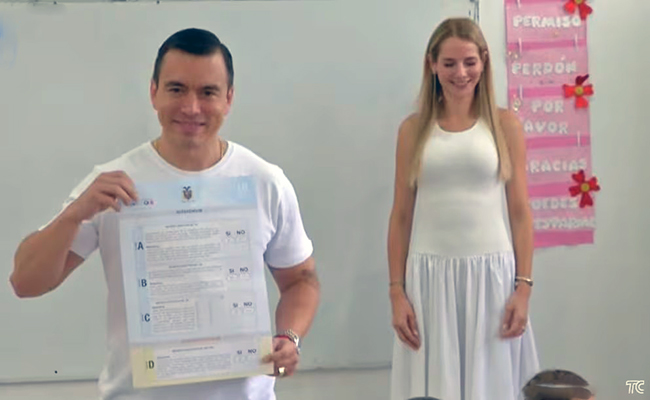 Presidente Daniel Noboa votó en Santa Elena acompañado de su familia