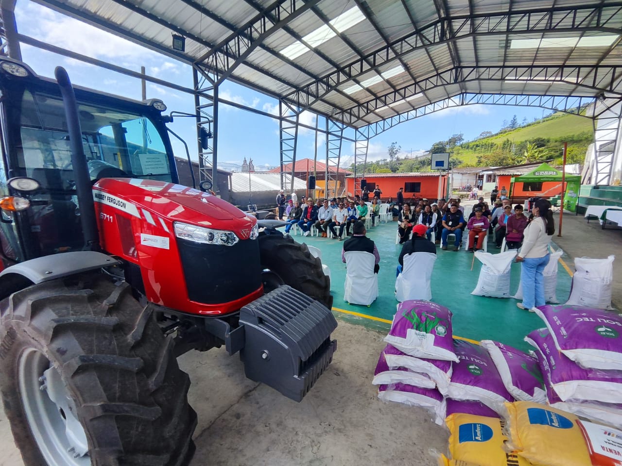 productores-de-san-jose-de-minas-reciben-nueva-maquinaria.ecuador221.com_.ec_ Productores de San José de Minas reciben nueva maquinaria