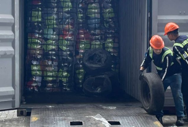 SENAE decomisa 22 toneladas de ropa y llantas usadas en Guayaquil