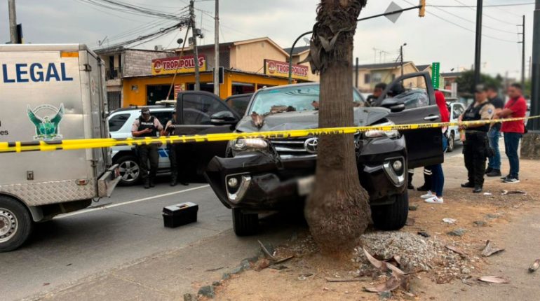 Sicarios asesinan a mujer al salir de urbanización