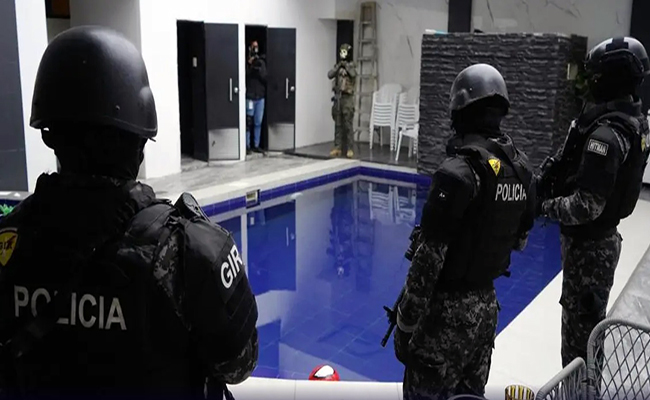 Siete policías detenidos por robo de dinero y droga en Ecuador