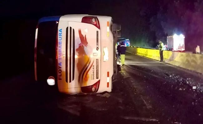 ecuador 221 bus-se-volco-y-dejo-10-heridos-en-la-via-aloag-santo-domingo-ecuador221.com_.ec_ Bus se volcó y dejó 10 heridos en la vía Alóag - Santo Domingo