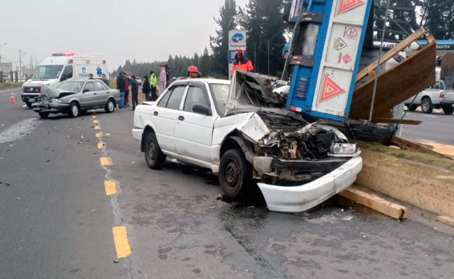ecuador 221 camion-ocasiona-choque-multiple-en-la-via-panamericana-ecuador221.com_.ec_ Camión ocasiona choque múltiple en la vía Panamericana