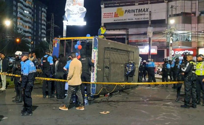Chiva que se volcó en el norte de Quito funcionaba sin permisos