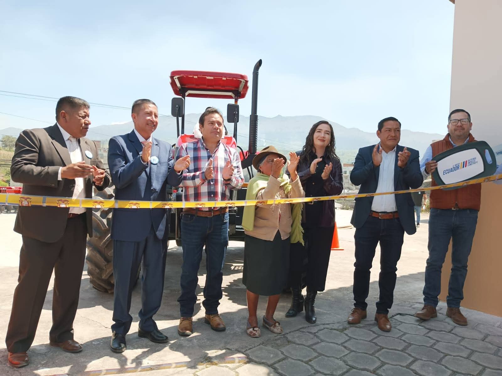 comuna-la-inmaculada-impulsa-produccion-con-tractor-agricola.ecuador221.com_.ec_ Comuna La Inmaculada impulsa producción con tractor agrícola