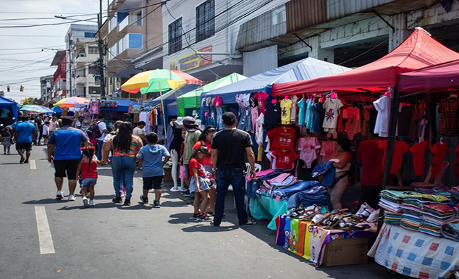 ecuador 221 corredores-navidenos-atraen-a-clientes-con-precios-accesibles-ecuador221.com_.ec_ Corredores Navideños atraen a clientes con precios accesibles