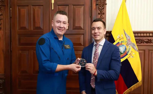 daniel-noboa-recibe-a-juan-salinas-primer-ecuatoriano-que-viajara-al-espacio-ecuador221.com_.ec- Daniel Noboa recibe a Juan Salinas, primer ecuatoriano que viajará al espacio