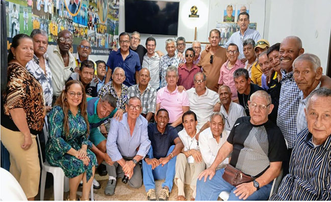 ecuador 221 denis-dau-socio-de-honor-de-asociacion-de-exfutbolistas-ecuador221.com_.ec_ Denis Dau, socio de honor de Asociación de exFutbolistas