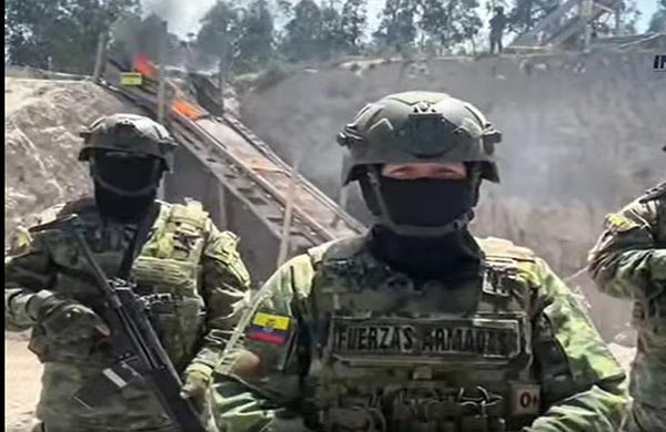 ecuador 221 ejercito-destruye-mina-de-explotacion-de-material-petreo-ilegal-en-riobamba-ecuador221.com_.ec_ Ejército destruye mina de explotación de material pétreo ilegal en Riobamba