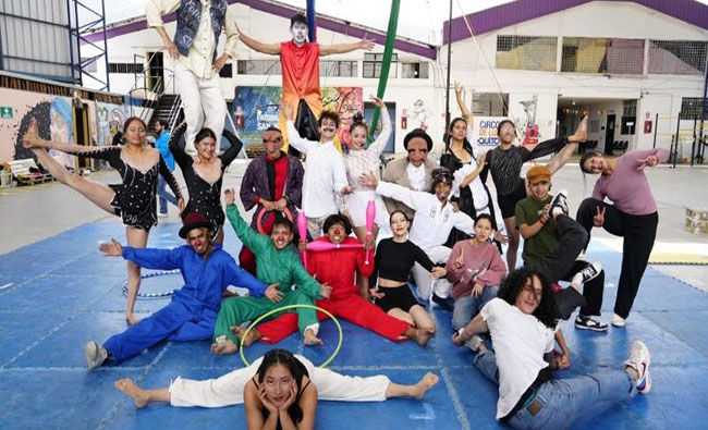 ecuador 221 el-talento-joven-brilla-en-el-sucre-con-la-gala-del-circo-de-luz-2025-ecuador221.com_.ec_ El talento joven brilla en el Sucre con la Gala del Circo de Luz 2025