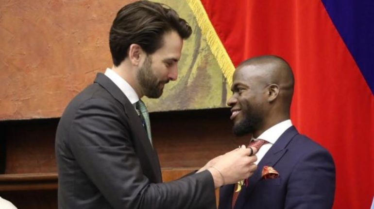 Énner Valencia recibe condecoración por mérito deportivo