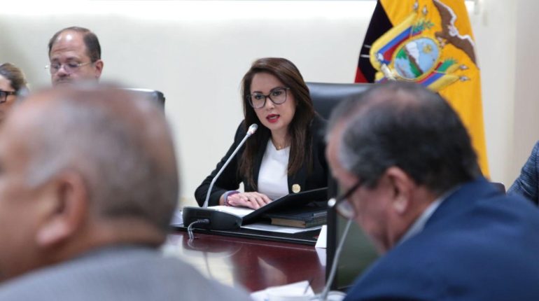 Gobierno pacta con transportistas refuerzo vial y controles