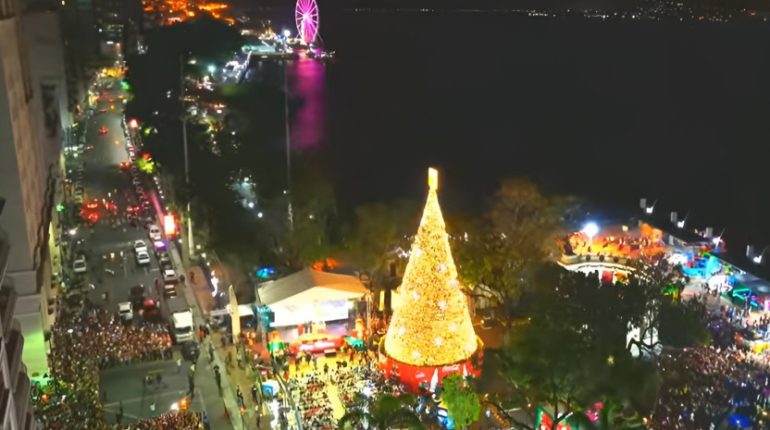 Guayaquil enciende su árbol navideño en Malecón 2000