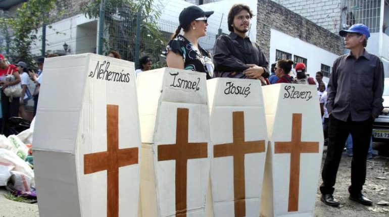 Guayaquil honra a niños con caminata y vigilia