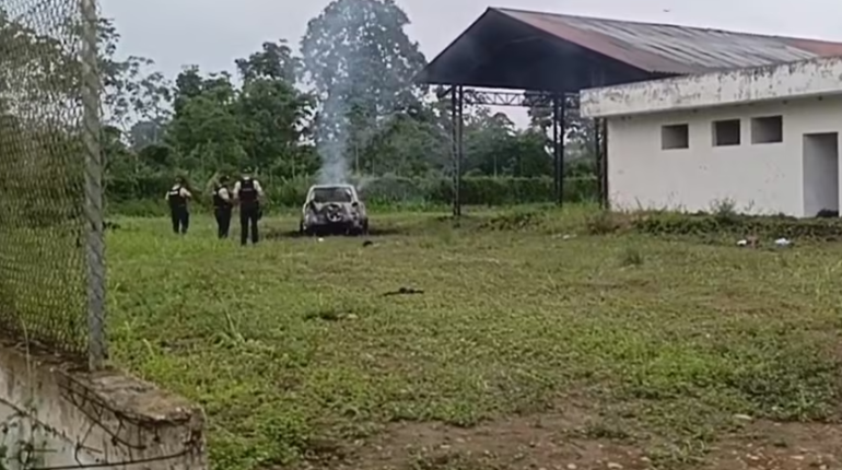 Hallan restos humanos en vehículo incendiado en Ponce Enríquez