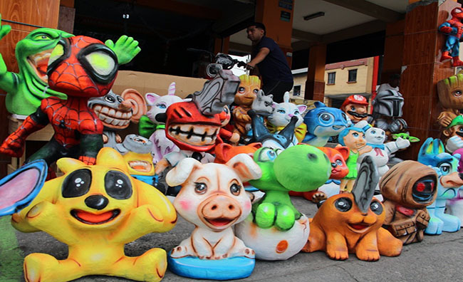 La tradición de los monigotes ya se vive en Guayaquil