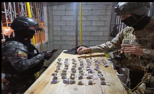 marinos-ejecutan-operativos-en-las-malvinas-ecuador221.com_.ec_ Marinos ejecutan operativos en Las Malvinas