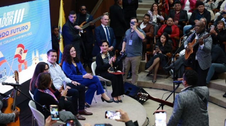 Noboa entrega becas de IA a migrantes en Madrid