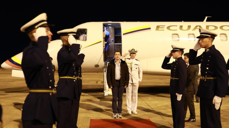 Noboa viajará al exterior y ministros quedan a cargo