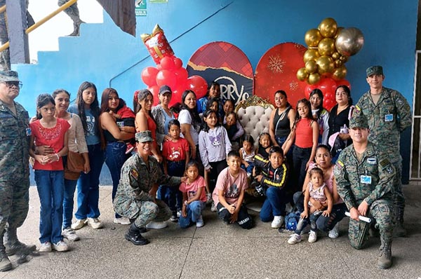 “Papa Noel” en helicóptero Arpia a estadio Sandiford en Durán