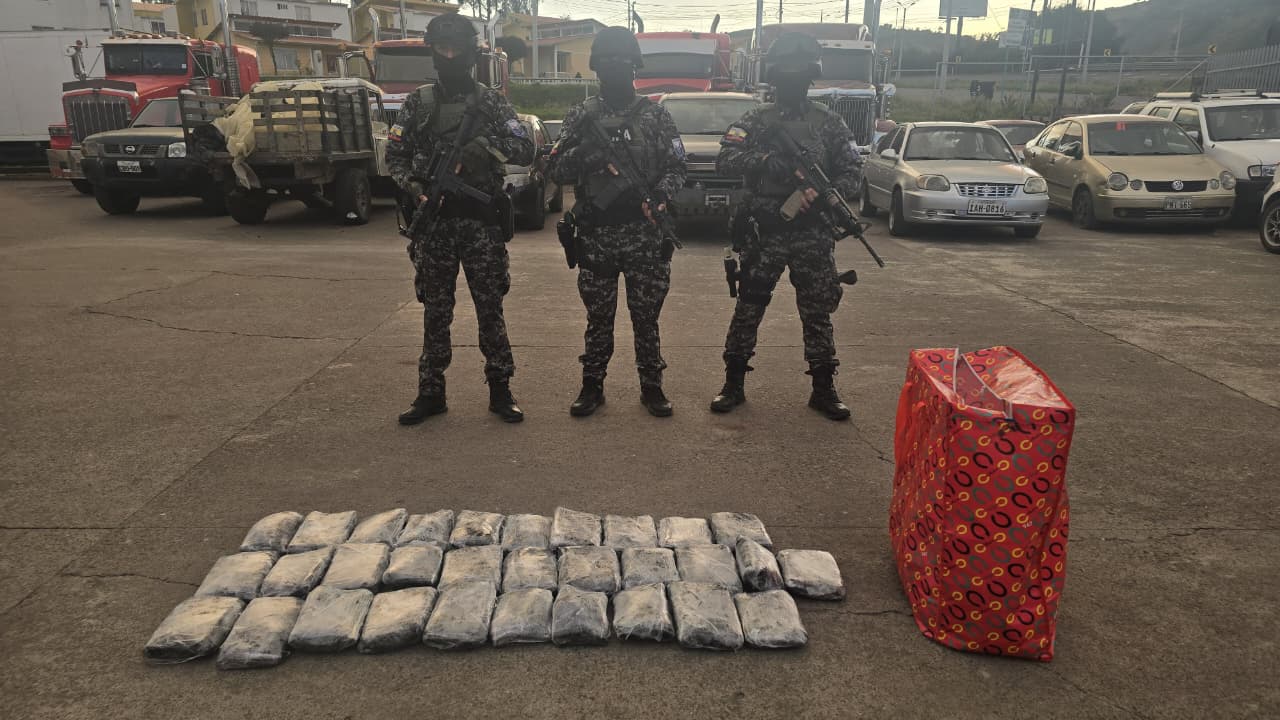 policia-decomisa-31-paquetes-de-marihuana-en-tulcan-ecuador221.com_.ec_ Policía incauta 31 paquetes de marihuana en Tulcán