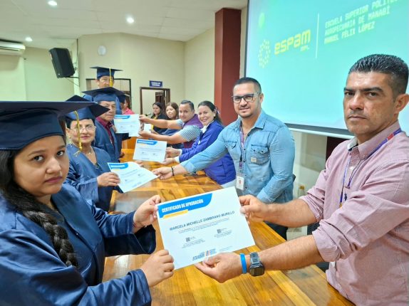 Productores manabitas culminan formación en comunidades agrícolas