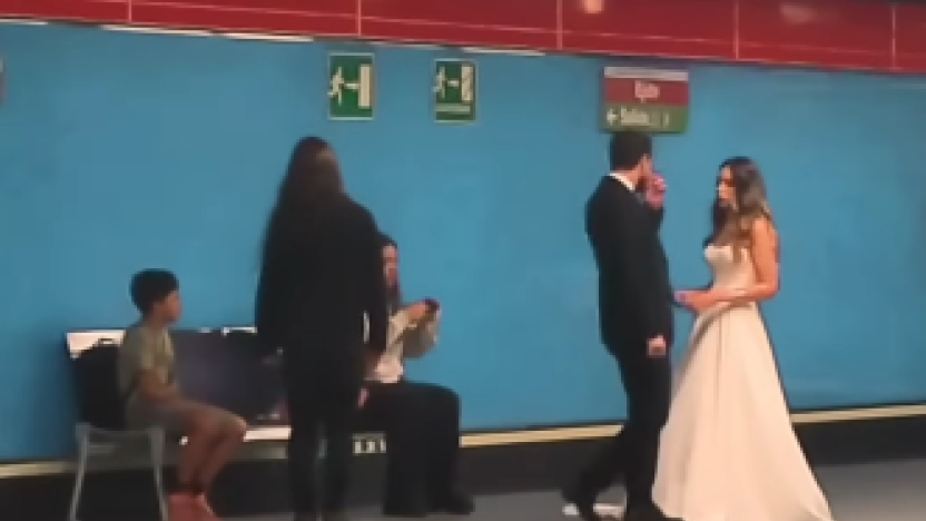 ecuador 221 recien-casados-sorprenden-al-viajar-en-metro-quito.ecuador221.com_.ec_ Recién casados sorprenden al viajar en Metro Quito