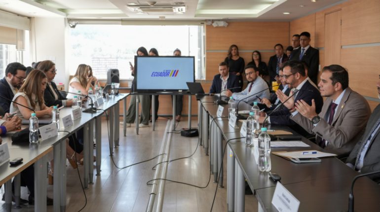 Salario básico subirá USD 12 tras acuerdo tripartito