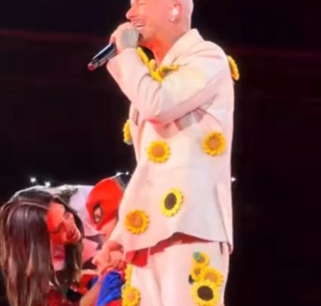 Sorpresa familiar emociona a J Balvin en concierto
