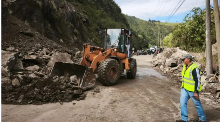 Un deslizamiento de tierra se produjo en la vía Baños - Puyo