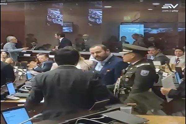 ecuador 221 vamos-afuera-le-dijo-hector-rodriguez-de-rc-a-diego-franco-adn-ecuador221.com_.ec_ “Vamos afuera” le dijo Héctor Rodríguez de RC a Diego Franco, ADN