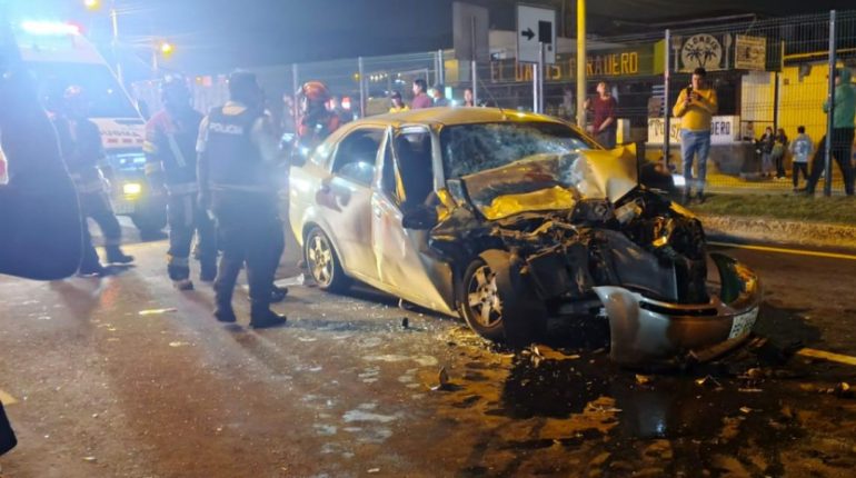 Accidente en El Tingo deja dos personas atrapadas