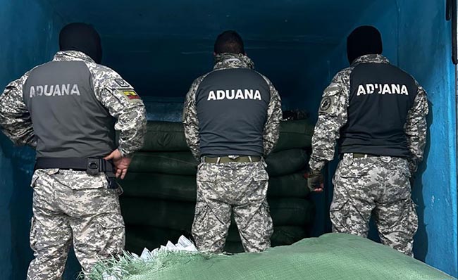 agentes-de-aduana-decomisan-ropa-de-contrabando-en-guayaquil-ecuador221.com_.ec_ Agentes de Aduana decomisan ropa de contrabando en Guayaquil