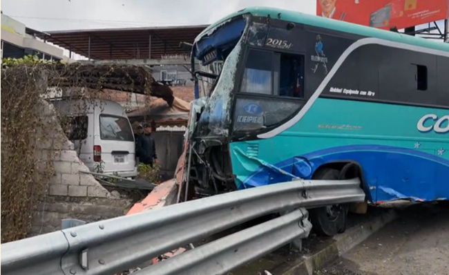 Ambato: 7 muertos en siniestro vial en el redondel del Terremoto