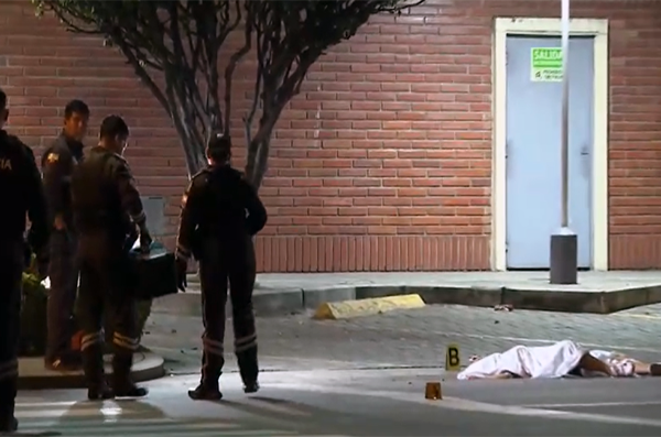 Un sargento segundo de policía, junto a una mujer, fue asesinado la noche de ayer martes por sicarios en la calle Ernesto Albán,