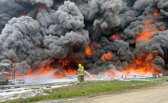 Bomberos combaten incendio en una piscina de la Refinería de Esmeraldas