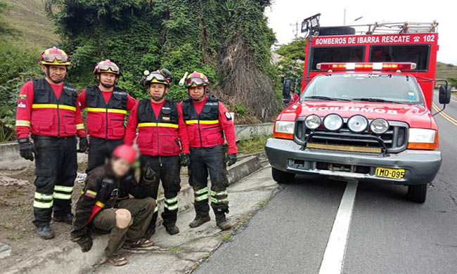 Bomberos de Ibarra rescatan a joven que cayó a quebrada en Priorato
