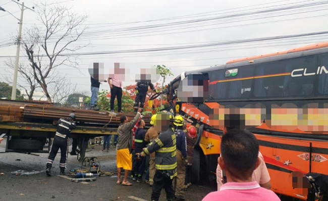 Cinco heridos en siniestro vial entre un bus y una plataforma en Durán