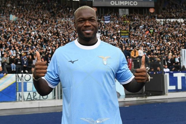 Felipe Caicedo volvió al Lazio y recibió homenaje