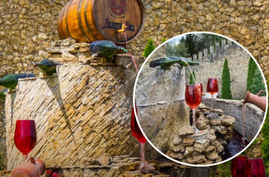 Fuente italiana ofrece vino gratis como gesto comunitario