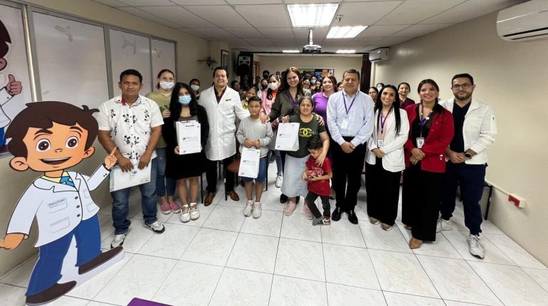 Gobierno entrega ayudas auditivas a niños zona 8