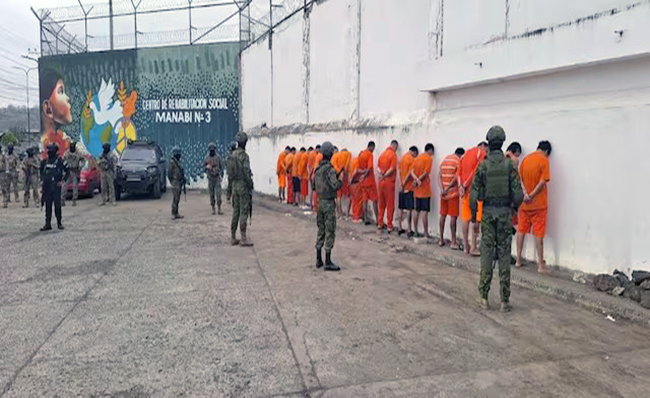 Militares ejecutaron traslado masivo de internos en Manabí