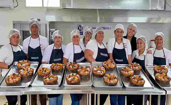 Mujeres emprendedoras elaboran la Rosca de Reyes del Alma