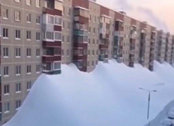 Nevada histórica sepulta edificios en Kamchatka, Rusia