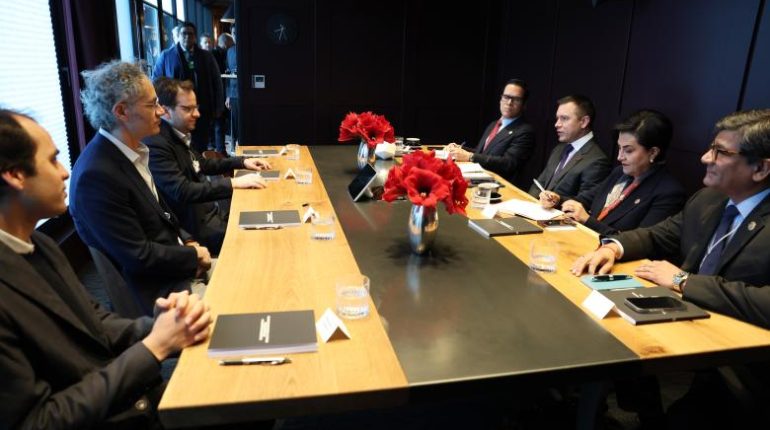 Noboa analiza uso de IA con Palantir