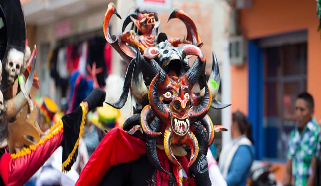 “Los diablos” desfilan por las calles de Píllaro