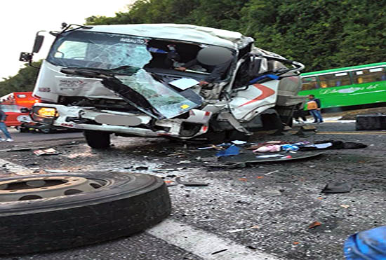 Quito: Ocho heridos en choque entre un tanquero y un bus
