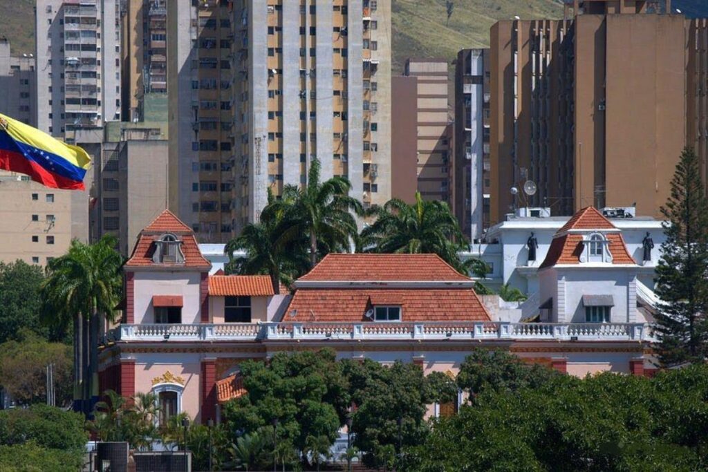 ecuador 221 reportan-disparos-cerca-del-palacio-miraflores-en-caracas.ecuador221.com_.ec_ Reportan disparos cerca del Palacio Miraflores en Caracas